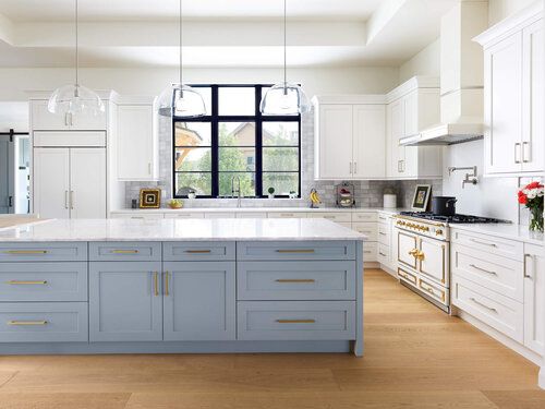 Large modern kitchen.