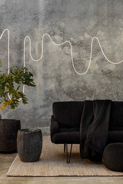 Graphite effect wallcovering pattern on a wall in a modern living room.